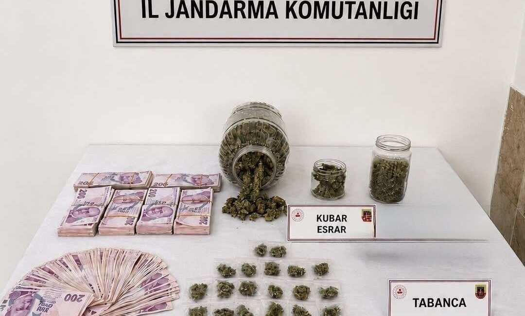 Nazilli’de iki kişi, uyuşturucu ticareti yaparken jandarma ekipleri tarafından suçüstü