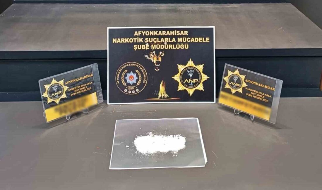 Afyonkarahisar’da polis ekipleri tarafından uyuşturucu madde bulundurmak suçundan yakalanan bir