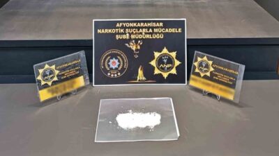 Afyonkarahisar’da polis ekipleri tarafından uyuşturucu madde bulundurmak suçundan yakalanan bir