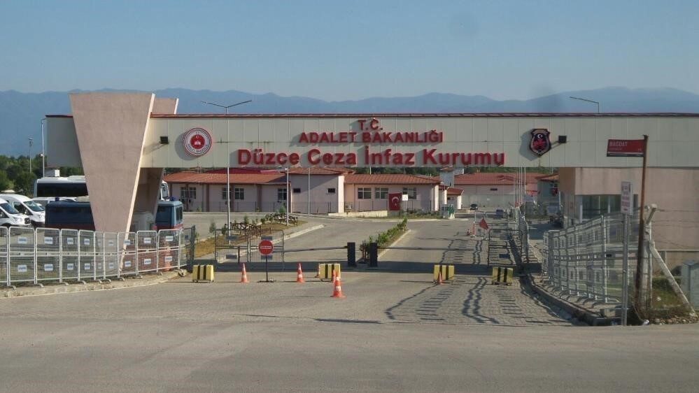 Düzce’de narkotik suçlarla mücadele ekipleri tarafından gerçekleştirilen operasyonlarda yakalanan 5