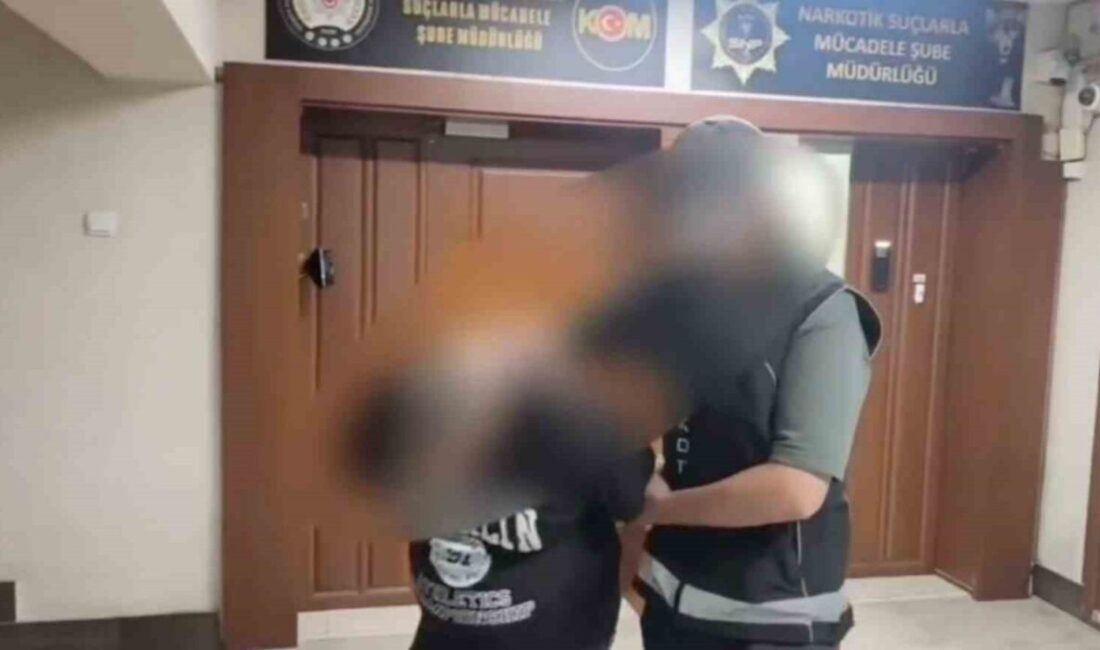 Sakarya’nın Adapazarı ilçesinde uyuşturucu satıcısı, polis operasyonu sonucu yakalanarak gözaltına