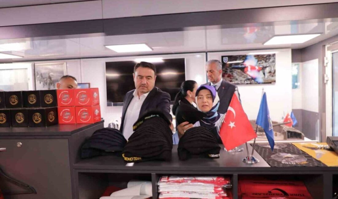 Kütahya Valisi Musa Işın ve eşi Tuba Işın, Zafer Meydanı’ndaki