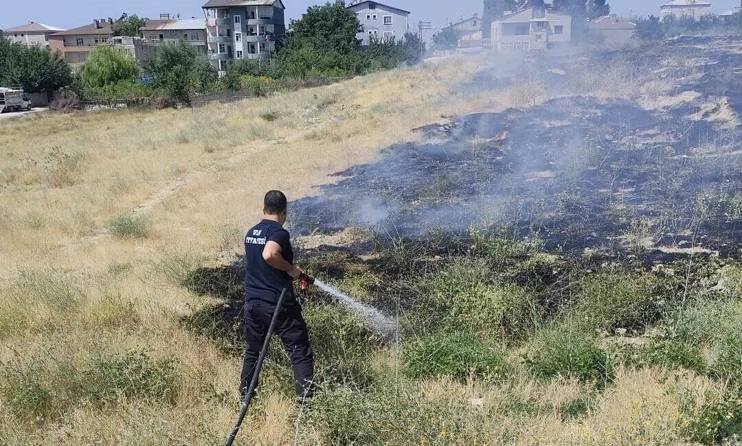 Tuşba ilçesine bağlı Altıntepe Mahallesi’nde meydana gelen anız yangını, itfaiye