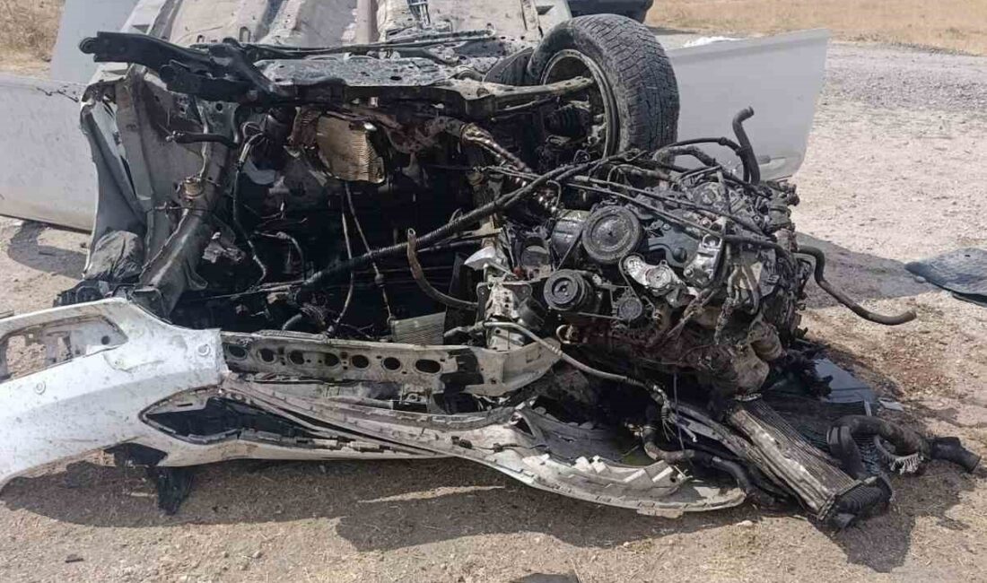 Van-Erciş karayolunda meydana gelen trafik kazasında bir otomobilin takla atması