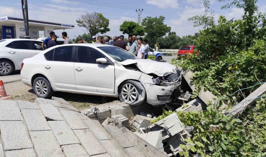 Van’ın Erciş ilçesinde, bir otomobilin duvara çarpması sonucu meydana gelen