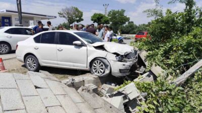 Van’ın Erciş ilçesinde, bir otomobilin duvara çarpması sonucu meydana gelen