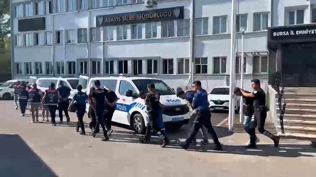 Bursa’da, vatandaşlara zorla banka hesabı açtırarak bu hesapları kara para