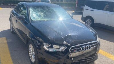 Mersin’de bir otomobil ile motosikletin çarpıştığı kazada, aracın üstüne düşen