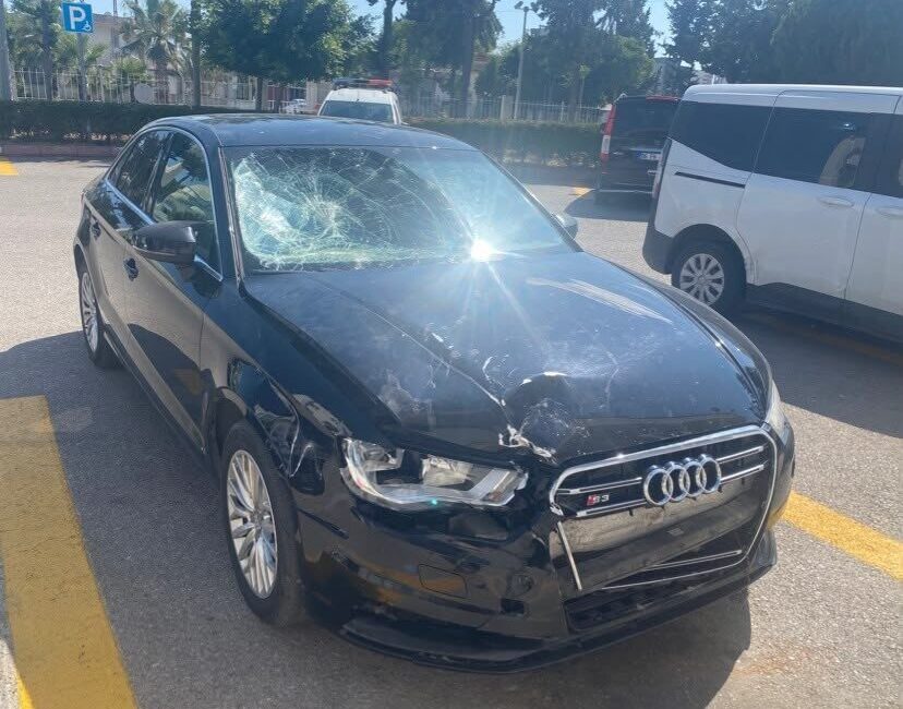 Mersin’de bir otomobil ile motosikletin çarpıştığı kazada, aracın üstüne düşen