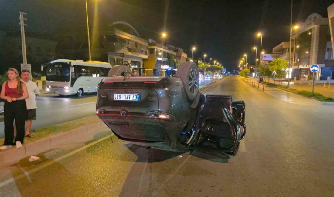 Antalya’nın Muratpaşa ilçesinde bir otomobil, virajı alamayarak park halindeki araca