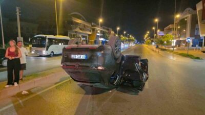 Antalya’nın Muratpaşa ilçesinde bir otomobil, virajı alamayarak park halindeki araca