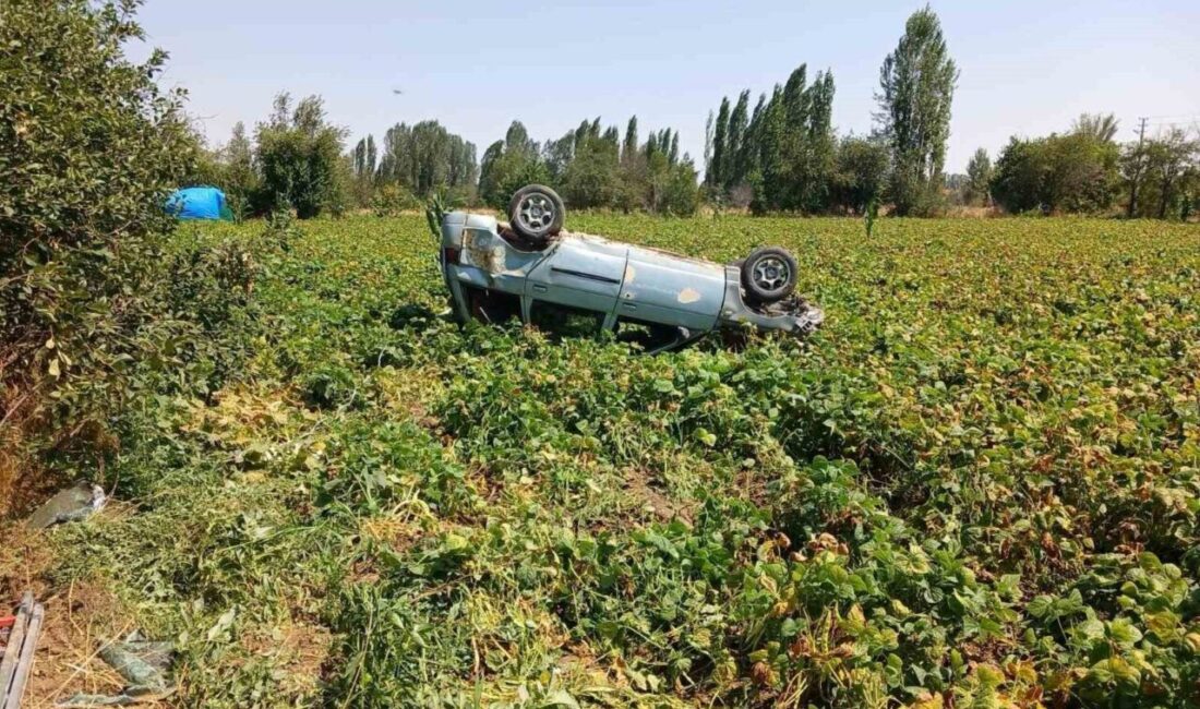 Afyonkarahisar’ın Şuhut ilçesinde meydana gelen bir trafik kazasında, otomobil virajı