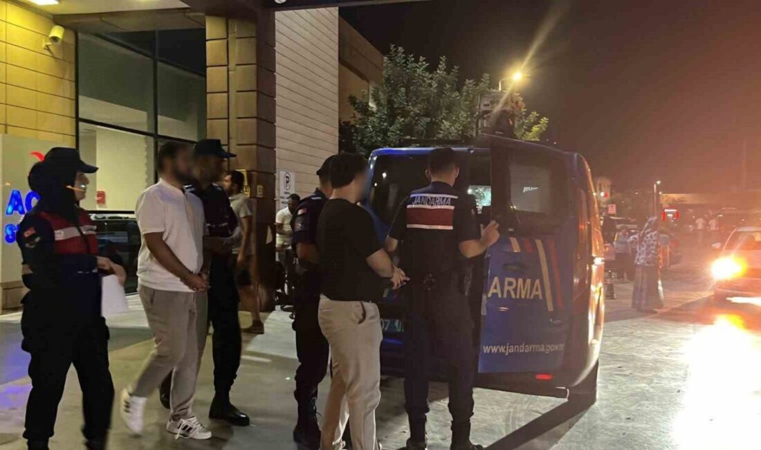 Vize dolandırıcılığı operasyonunda Alanya’da hakim karşısına çıkarılan 8 şüpheli ve