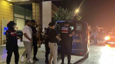 Vize dolandırıcılığı operasyonunda Alanya’da hakim karşısına çıkarılan 8 şüpheli ve