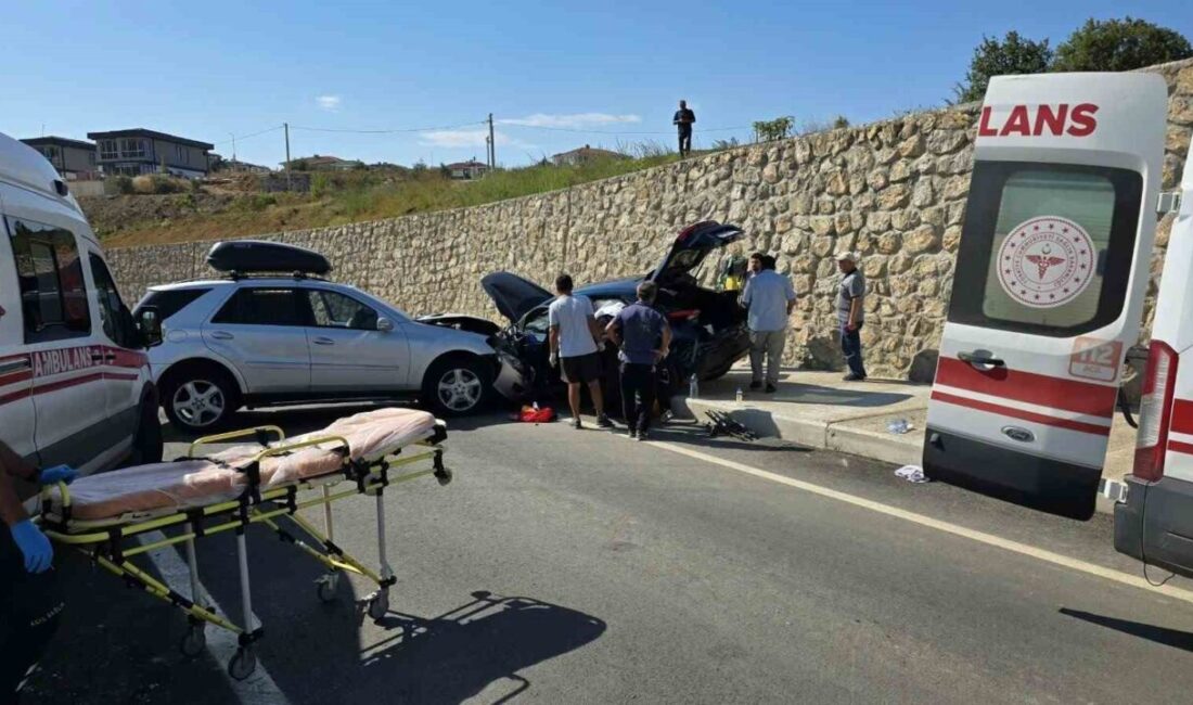 Es-Kenarçuk Beldesi’nde meydana gelen trafik kazasında iki otomobil çarpıştı ve