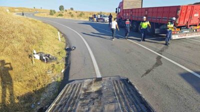 Isparta’nın Yalvaç ilçesinde meydana gelen trafik kazasında, motosiklet ile yük