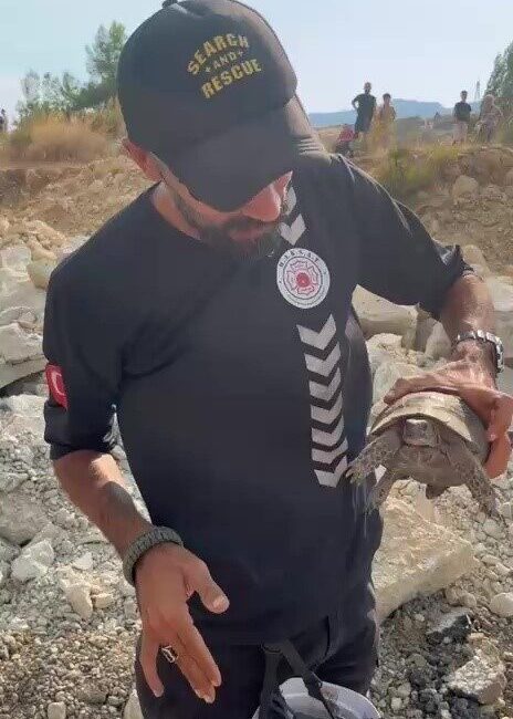 Kaş ilçesindeki orman yangınına müdahale eden ekipler, sadece insanları değil