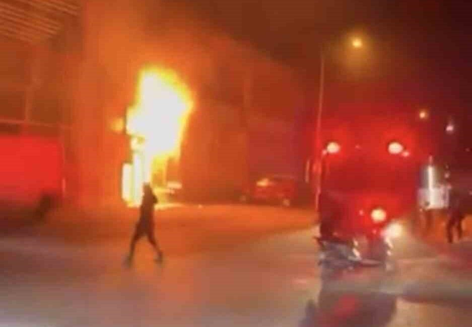 Bursa’da bir işyerinde çıkan yangına müdahale ederken yaralanan bir itfaiye
