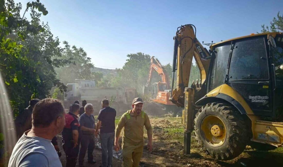 Afyonkarahisar’da Bülüçalan köyünde meydana gelen samanlık yangınında bin adet saman