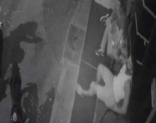 İzmir’in Gaziemir ilçesinde, motosiklet sürerken kask takan bir şahıs, spor