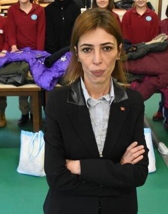 Gemlik ilçesinde öğretmenlik mesleğinin yanı sıra yardımsever kişiliğiyle de tanınan