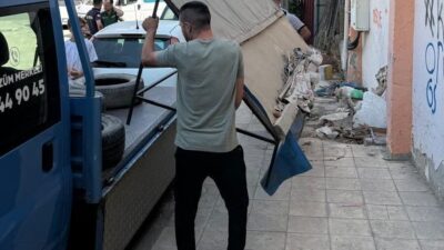 Şehzadeler ilçesinde yayaların kullanım alanlarını tehlikeye atan kaldırım işgalleri, zabıta