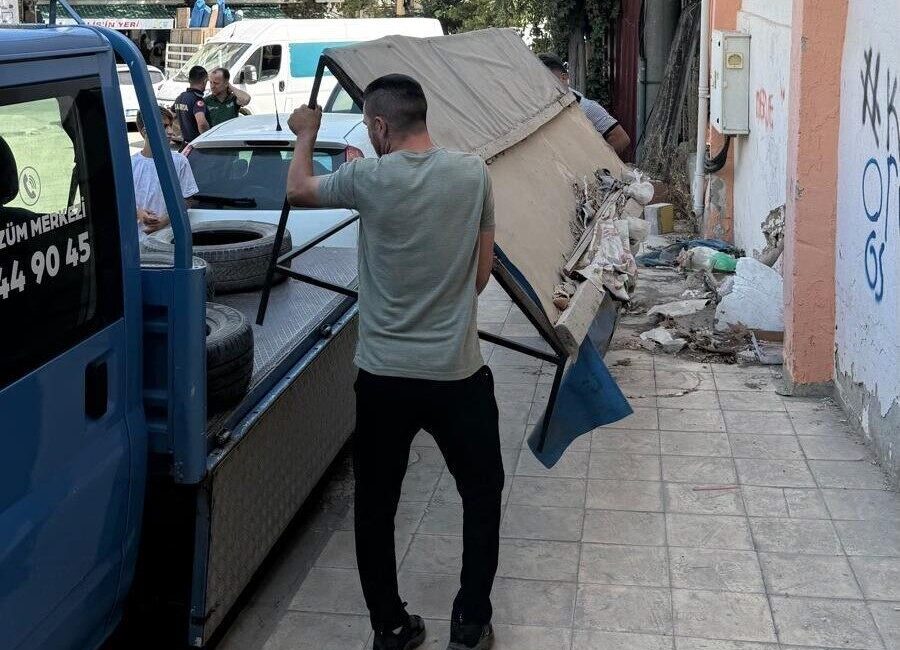 Şehzadeler ilçesinde yayaların kullanım alanlarını tehlikeye atan kaldırım işgalleri, zabıta