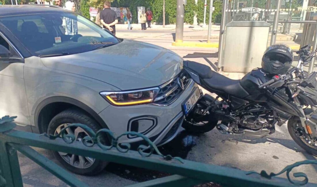Eskişehir’de meydana gelen bir trafik kazasında, bir otomobilin arkadan çarpması