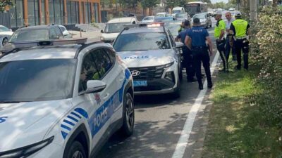 Çorlu ilçesinde, yaya geçidinde hızını kesen polis aracına arkadan gelen