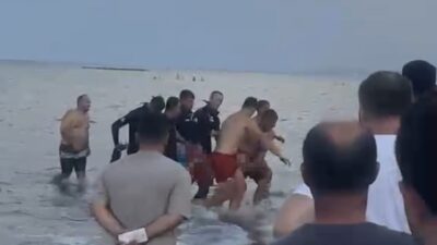 Samsun’un Atakum ilçesinde, yeğenini boğulma tehlikesinden kurtarmaya çalışan bir kişi,