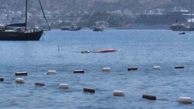 Bodrum ilçesine bağlı Bardakçı Koyu’nda demirli duran 11 metrelik yelkenli