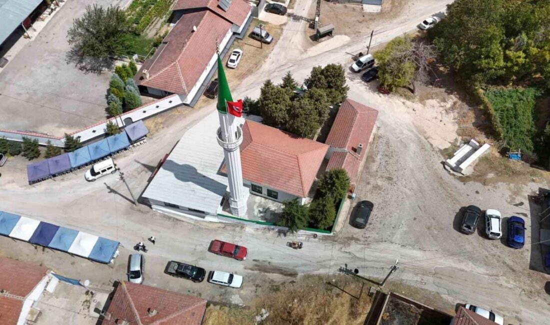Eskişehir’in Yassıhöyük Mahallesi’nde yıldırımın düşmesi sonucu minaresi yıkılan ve ciddi