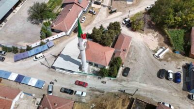 Eskişehir’in Yassıhöyük Mahallesi’nde yıldırımın düşmesi sonucu minaresi yıkılan ve ciddi