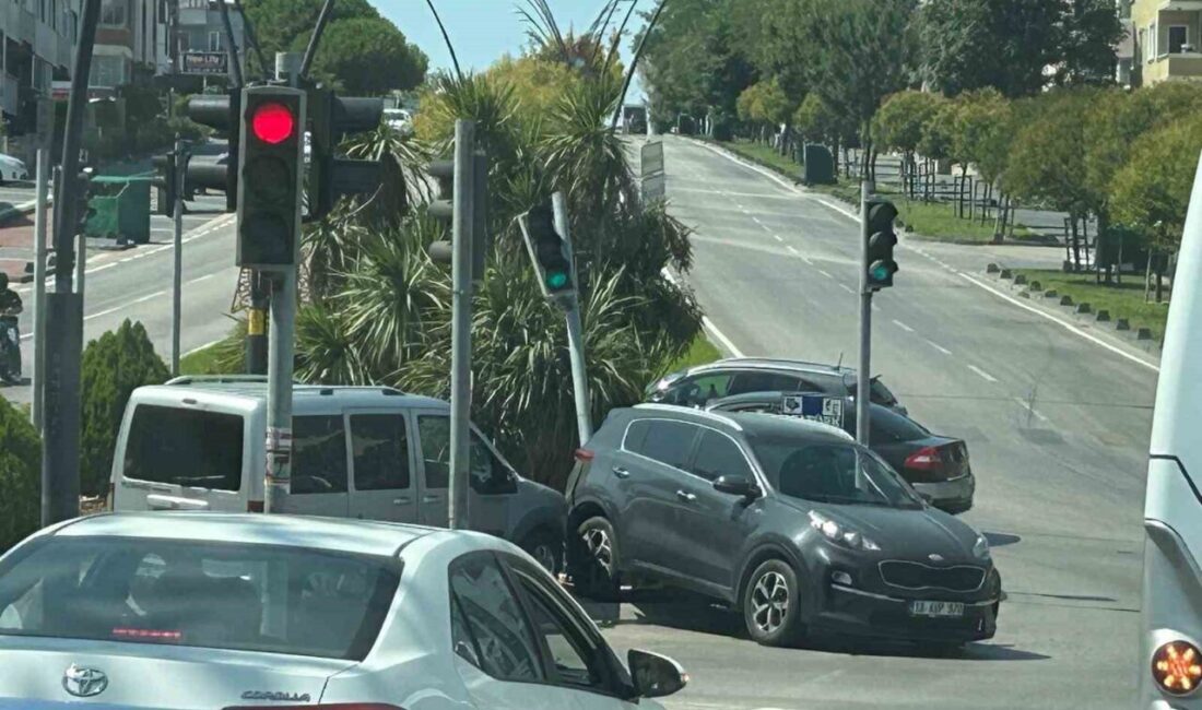 Bandırma ilçesinde yaşanan bir trafik kazasında, hafif ticari aracın yokuşta