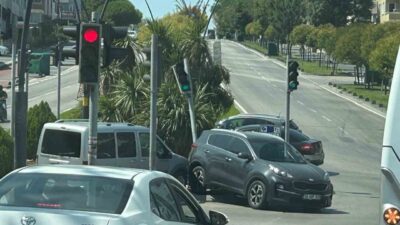 Bandırma ilçesinde yaşanan bir trafik kazasında, hafif ticari aracın yokuşta