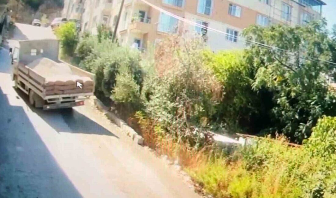 Hatay’da, bir kum yüklü kamyonun apartmanın bahçesine uçtuğu ve 65