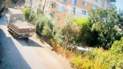 Hatay’da, bir kum yüklü kamyonun apartmanın bahçesine uçtuğu ve 65