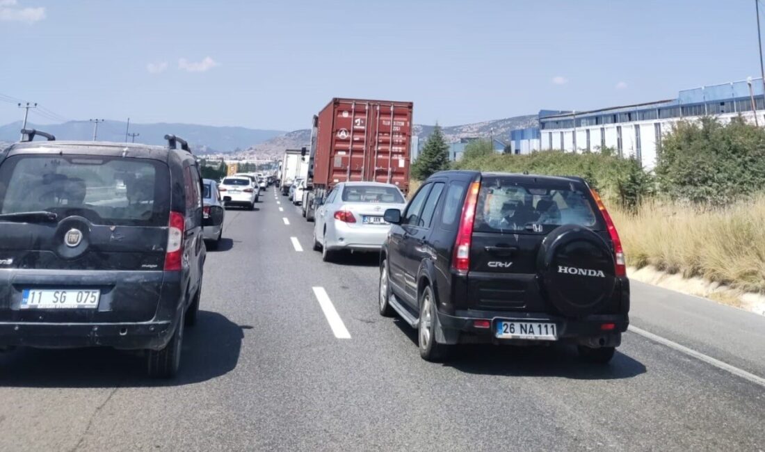 Bilecik’te devam eden yol yapım çalışmaları nedeniyle uzun araç kuyrukları