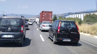 Bilecik’te devam eden yol yapım çalışmaları nedeniyle uzun araç kuyrukları