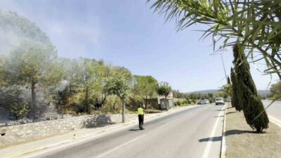 Balıkesir’in Erdek ilçesinde yol kenarındaki otluk alanda çıkan yangın, ekiplerin