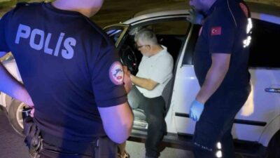 Aksaray’da bir sürücünün aracıyla seyir halindeyken yol ortasında durup sızıp