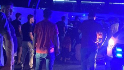 Hatay’da meydana gelen trafik kazasında otomobil ile yolcu otobüsü, makas