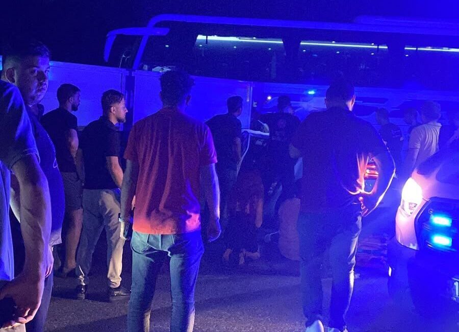 Hatay’da meydana gelen trafik kazasında otomobil ile yolcu otobüsü, makas
