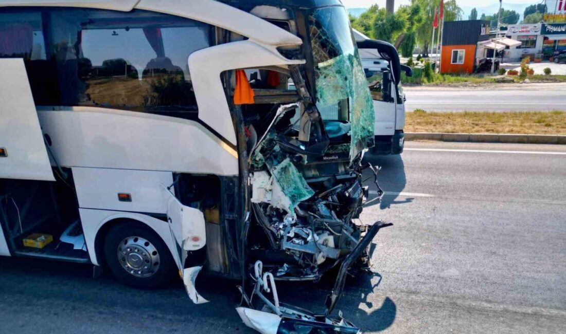 Afyonkarahisar’da meydana gelen trafik kazasında bir kamyonet, yolcu otobüsüne arkadan