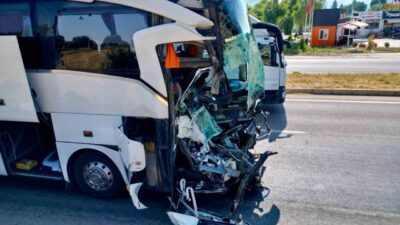 Afyonkarahisar’da meydana gelen trafik kazasında bir kamyonet, yolcu otobüsüne arkadan