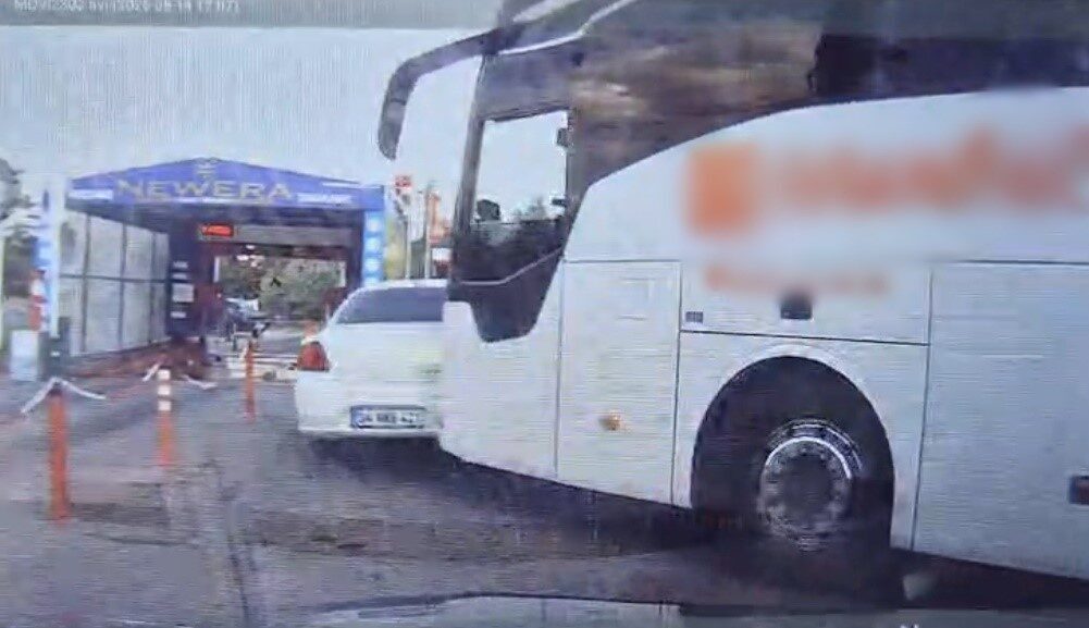 Tekirdağ’da Çorlu ilçesinde, bir yolcu otobüsünün park halindeki araca çarptığı