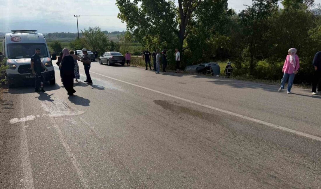 Niksar ilçesinde meydana gelen tek taraflı trafik kazasında bir otomobil