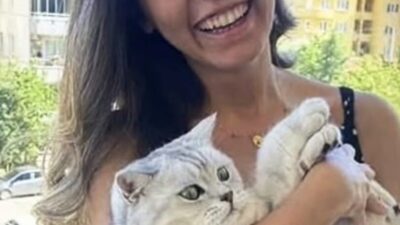 Denizli’nin Pamukkale ilçesinde, 34 yaşındaki genç bir kadın, yolun karşısına
