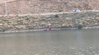 Hakkari’nin Yüksekova ilçesinde, sürücüsü el frenini çekmeyi unuttuğu aracın eğimli