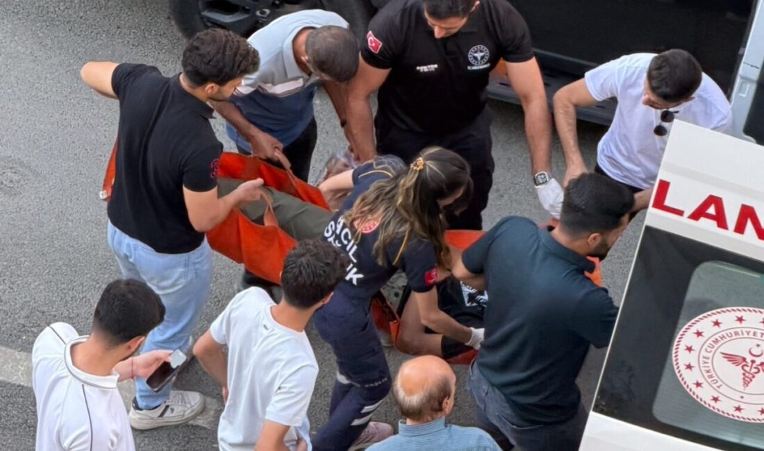 Hakkari’nin Yüksekova ilçesinde bir vatandaş, Cengiz Topel Caddesi’nde yürürken aniden